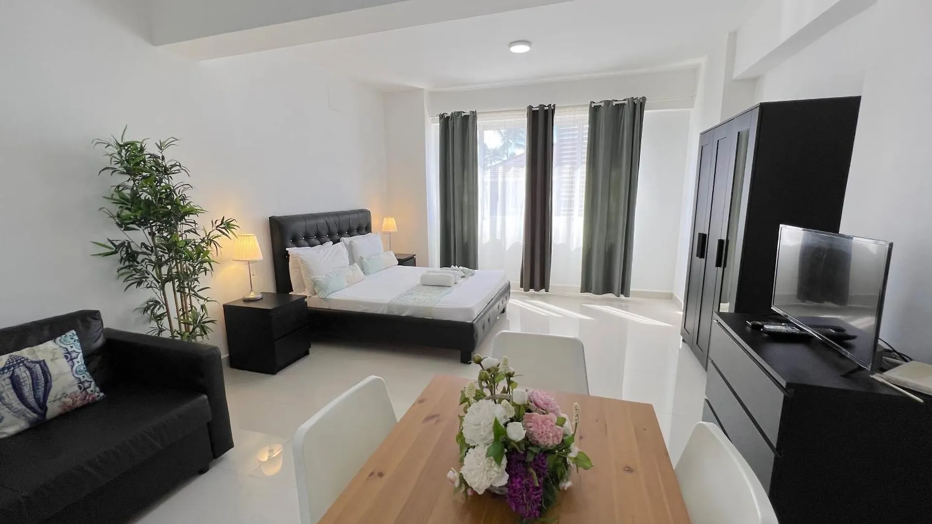 Vacation Studios With Rooftop Pool, Beach Club, Restaurants - Playa Los Corales contacts
