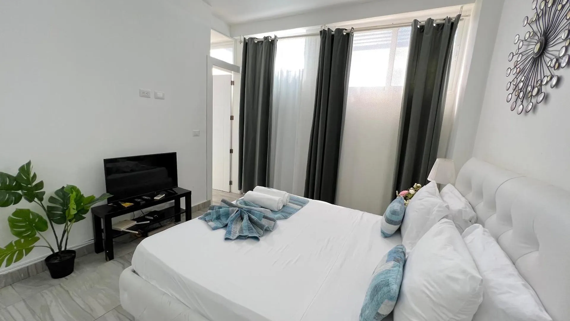 Vacation Studios With Rooftop Pool, Beach Club, Restaurants - Playa Los Corales Punta Cana Hotel