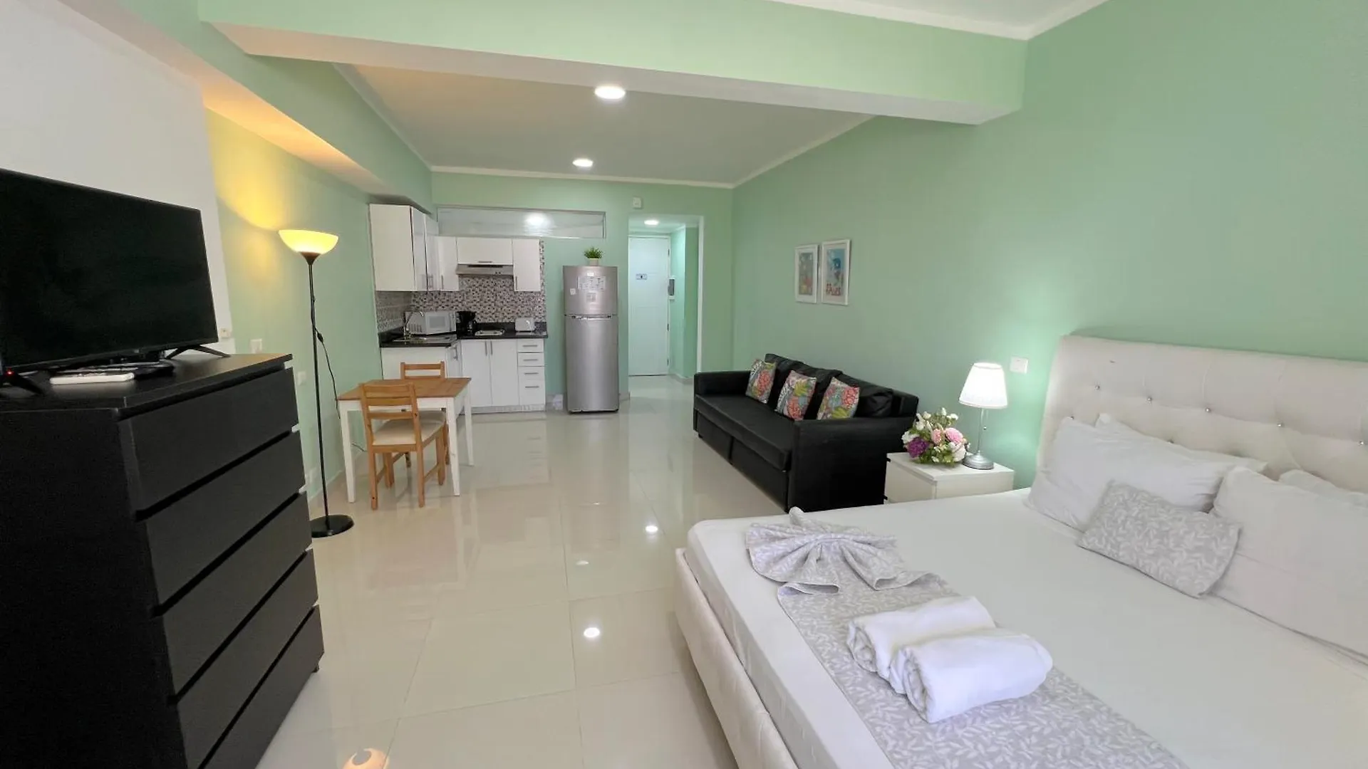 Vacation Studios With Rooftop Pool, Beach Club, Restaurants - Playa Los Corales Punta Cana Hotel